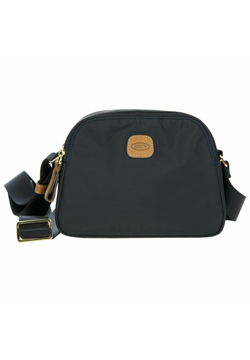 Borsa a tracolla nera in nylon con forma arrotondata, patch in pelle color cuoio, cerniera dorata e tracolla in tessuto regolabile.