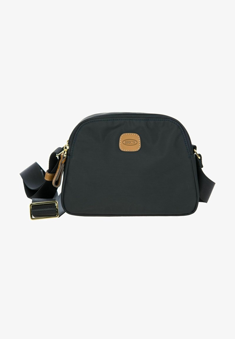 Borsa a tracolla nera in nylon con forma arrotondata, patch in pelle color cuoio, cerniera dorata e tracolla in tessuto regolabile.