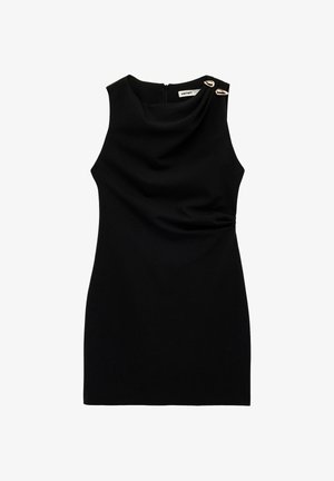 Abito nero senza maniche con scollo drappeggiato e due spille decorative dorate sulla spalla sinistra, silhouette aderente.