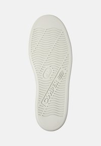 Vit gummisula till sko med vågig mönstring och "Camper"-logotyp, med slät textur och rundade kanter.