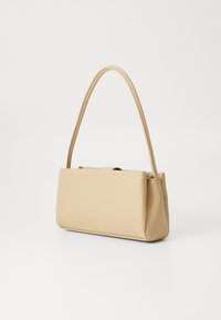 Bolso de mano de cuero beige con una forma rectangular elegante, una única correa curva y detalles de costura sutiles a lo largo de los bordes.