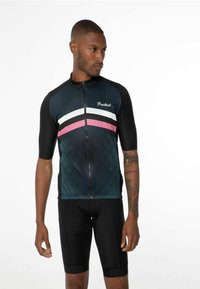 Rash guard s krátkým rukávem v tmavé tyrkysové barvě s multikolorovými pruhy přes hrudník. Obsahuje zipové zapínání a kontrastní černé rukávy.