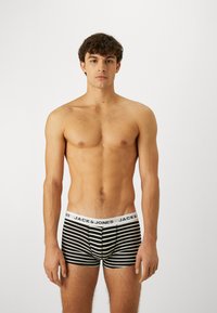 Fekete-fehér csíkos férfi boxer alsónadrág puha, rugalmas derékkal, amelyen a "JACK & JONES" márkázás található. Kényelmes és jól illeszkedő kialakítás.