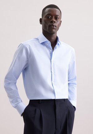 Lichtblauw overhemd met knopen, voorzien van een fijn gestreept patroon, lange mouwen en een klassieke kraag, gecombineerd met donkere, op maat gemaakte broek.