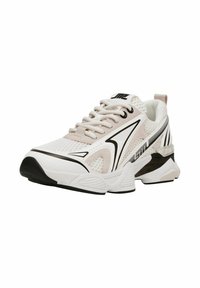 Zapatillas de malla blancas con acentos en negro y rosa. Presentan una parte superior texturizada, suela acolchada y líneas negras prominentes en el diseño.