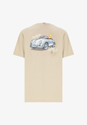 Camiseta de algodón beige que presenta un diseño de caricatura de un coche vintage de color azul claro con un personaje sonriendo en el asiento del conductor. El texto dice "Beverly Hills" y "Dylan Duck."