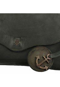 Borsa in pelle verde scuro con patta scallopata, logo ancora impressa e accent metallici circolari con design a ancora.