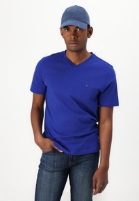 Tommy Hilfiger ESSENTIAL V NECK - Basic T-shirt - wedge blue