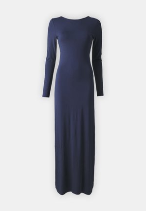 Vestido largo de manga larga color azul marino con escote barco, hecho de tela elástica, silueta ajustada y sin patrones ni acentos visibles.