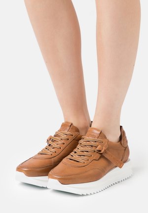 Kennel + Schmenger, Baskets basses - cognac