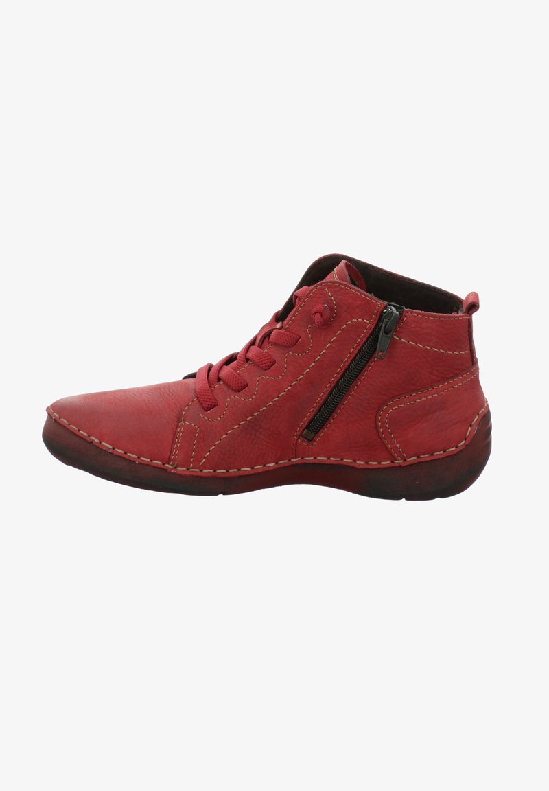 Bottine chevillère en cuir rouge avec un bout arrondi, fermeture à lacets et zip sur le côté. Présente des coutures contrastantes et une surface texturée.