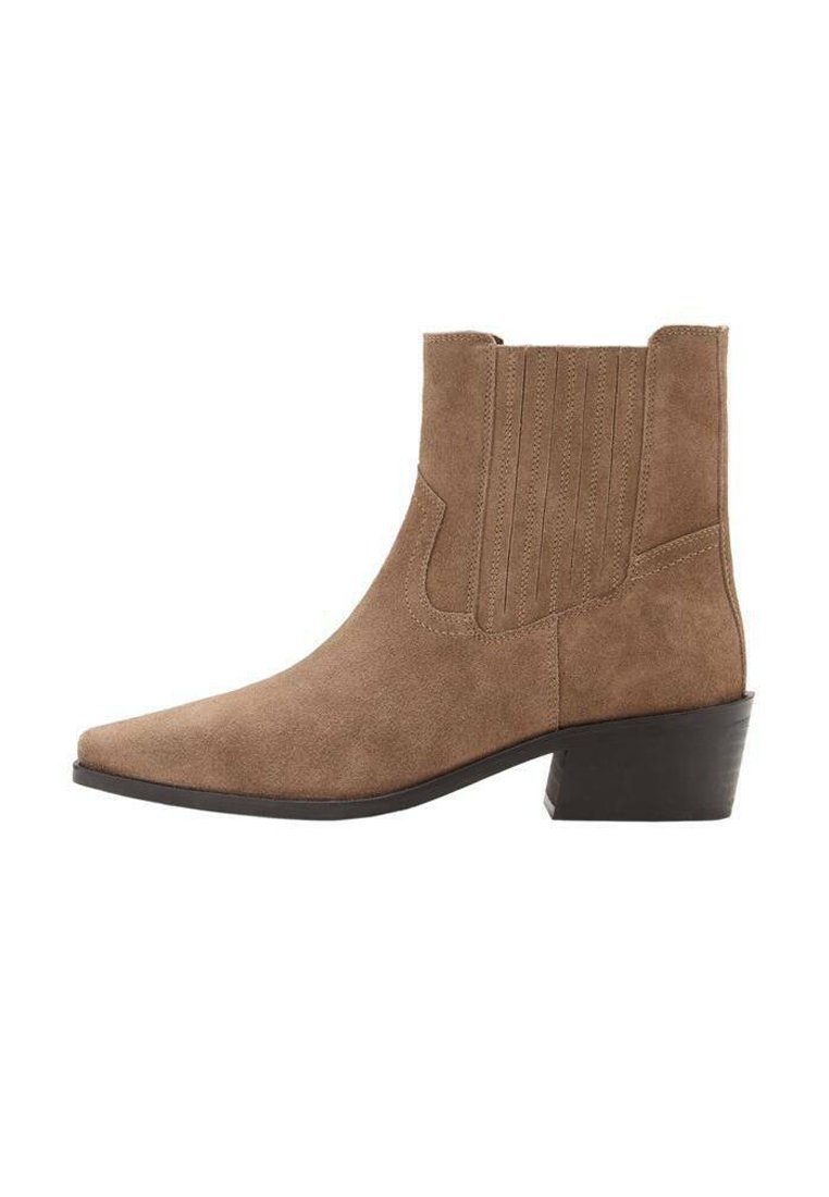 Brązowe zamszowe botki za kostkę z ostrym czubkiem i niskim słupkowym obcasem. Posiadają pionowe przeszycia po bokach.