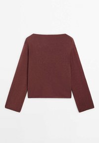 Viininpunainen, lyhyt neulepaita, jossa pitkät hihat, neulottu rakenne ja leveä pääntie. Saumadetaljit reunoilla ja yksinkertainen, minimalistinen muotoilu.