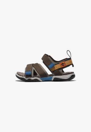 Brune og blå åbne sandaler med justerbare stropper og tekstureret sål, med en tanfarvet rem med en lille logopatch på siden.