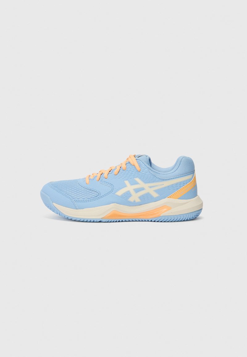 Lyseblå sportssko med mesh-overdel, orange accenter, beige sål og hvidt logo. Har runde snørebånd og teksturerede detaljer på overfladen.