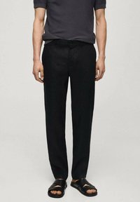 Mango Chino hlače - black