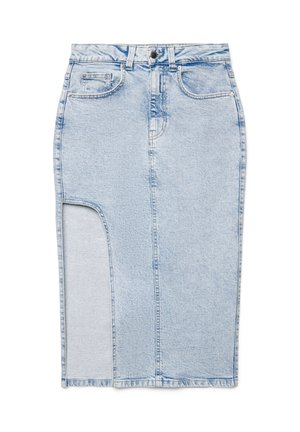 Jupe midi en denim bleu clair avec fente avant côté gauche, boutons à l'avant et poches.