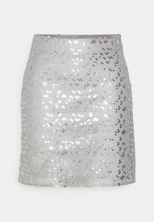 Jupe mini en sequins argentés avec une coupe ajustée, texture lisse et surface réfléchissante. Elle présente une taille élastique et un ourlet droit.