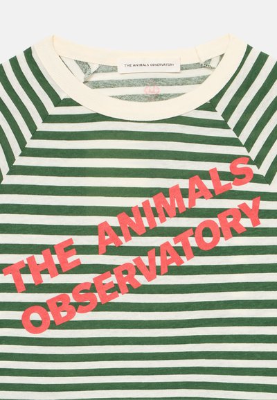 Πουκάμισο με πράσινες και λευκές ρίγες και εκρού γιακά, με μεγάλο κόκκινο διαγώνιο κείμενο «THE ANIMALS OBSERVATORY» στο μπροστινό μέρος.