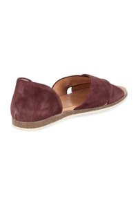 Bordeaux nubucklederen instap schoenen met twee overlappende banden, open zijkanten en een getextureerde tan zool met een subtiele gespikkelde patroon.