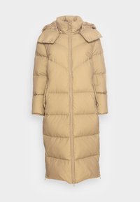 Abrigo largo acolchado en beige claro, con cuello alto, cierre de cremallera y secciones acolchadas cosidas para aislamiento. Incluye bolsillos laterales.