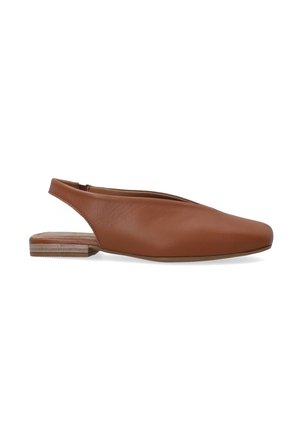 Braune Leder-Slingback-Ballerinas mit spitzer Zehenform und niedrigem Holzabsatz, mit glatter Textur und minimalistischem Design.