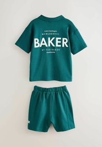 Teal bavlnená dvojdielna súprava obsahujúca košeľu s krátkym rukávom a šortky s elastickým pásom. Predný text znie "BAKER by TED BAKER" v bielej farbe.