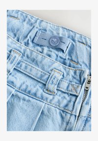 Kijelölve, light blue denim