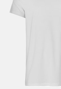 Wei�ßes Baumwoll-T-Shirt mit kurzen Ärmeln, Rundhalsausschnitt, glatter Textur und geradem Saum. Keine Muster oder Verzierungen sichtbar.