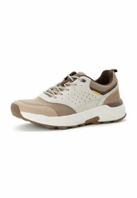 Scarpe sportive con una tomaia in rete beige e marrone, dettagli perforati, lacci grigi e una robusta suola bianca con accenti marroni texturizzati.