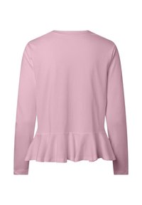 Langermet lyserosa topp med peplumkant og rund hals. Mykt, glatt stoff uten synlige mønstre eller pynt.