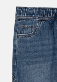 Denim kratke hlače z elastičnim pasom, svetlo modre barve, z sprednjim žepom z vidnim šivom in teksturirano tkanino.