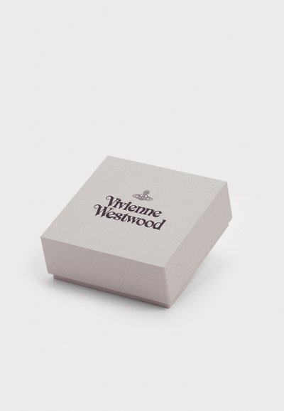 Cutie gri deschis în formă de pătrat, cu logo-ul Vivienne Westwood și simbolul orbiei pe capac, pe un fundal alb simplu.