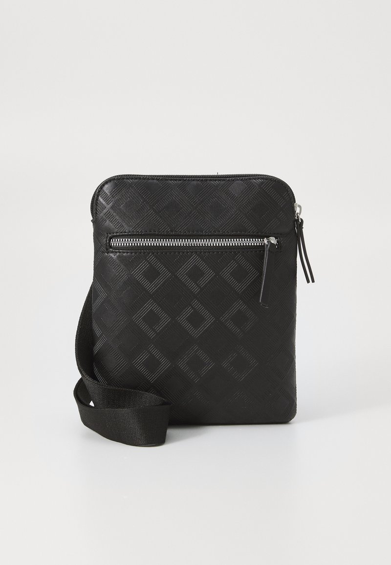 Borsa a tracolla nera con un motivo a rombi testurizzato. Presenta una chiusura a zip superiore e una tasca frontale con zip. Cinghia in tessuto. Forma rettangolare compatta.
