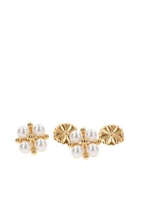 Kolczyki w złotym odcieniu z czterema okrągłymi białymi perłami skupionymi razem, z ozdobnymi panelami tylnymi w kwiatowy wzór.