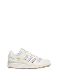 Zapatilla blanca con acentos en azul claro y rojo. Fabricada en cuero con un acabado texturizado. Presenta tres rayas y una marca en el lateral.