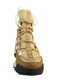 Beżowy but turystyczny z futrzanym kołnierzem, teksturowaną cholewką i pomarańczowymi sznurowadłami. Posiada gumową podeszwę i wzmocnione przeszycia.