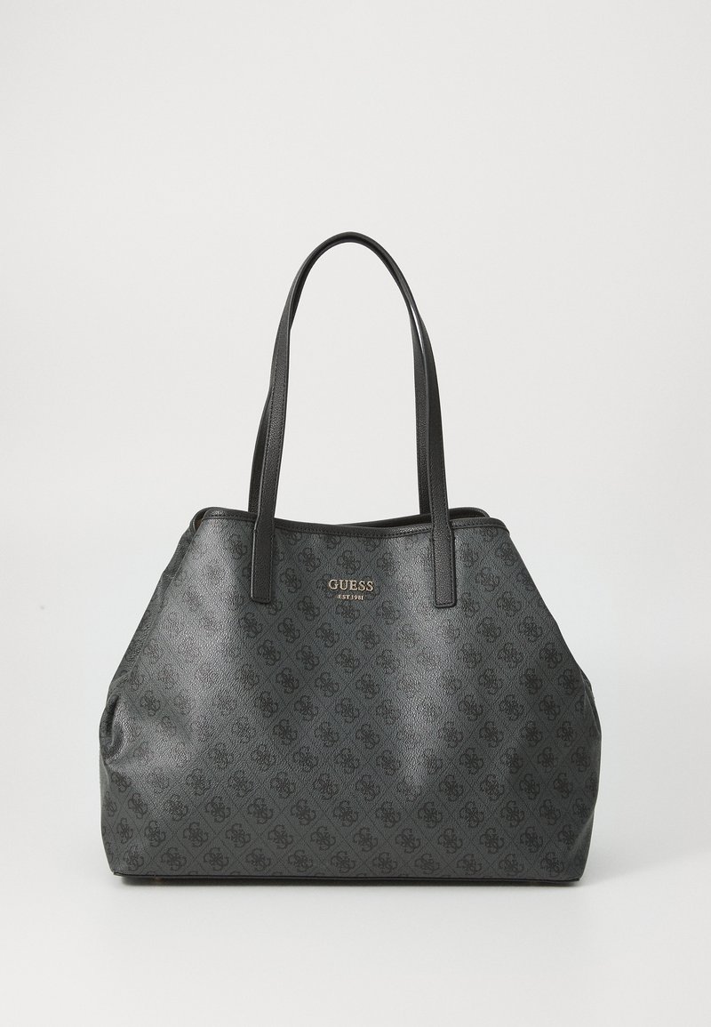 Sac fourre-tout noir en matériau synthétique texturé. Doté de poignées doubles, d'un logo doré à l'avant et d'un subtil motif monogramme sur l'ensemble.