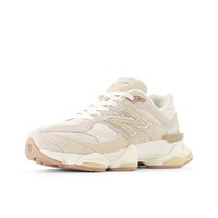Scarpa sportiva beige con tomaia in mesh e suede, suola intermedia spessa bianca, lacci crema e suola in gomma arrotondata. Presenta dettagli a pannelli testurizzati.