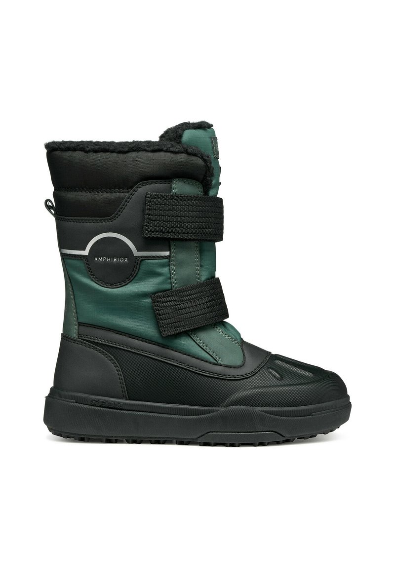 Bota de invierno aislada en verde y negro con tejido texturizado, doble correa de Velcro, suela de goma y diseño de punta redonda.