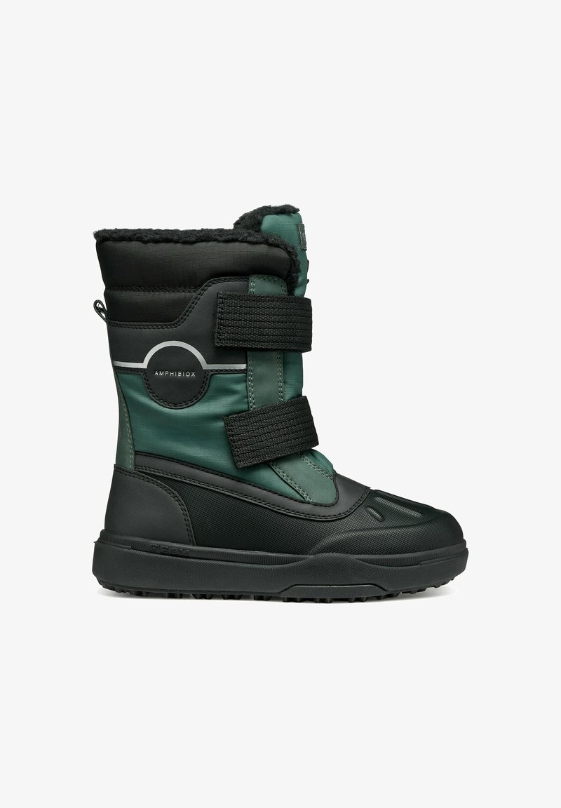 Bota de invierno aislada en verde y negro con tejido texturizado, doble correa de Velcro, suela de goma y diseño de punta redonda.