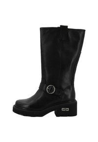 Botte en cuir noire mi-mollet avec une sangle à boucle argentée ronde et un talon épais, arborant un logo en métal "CULT" sur le côté extérieur.