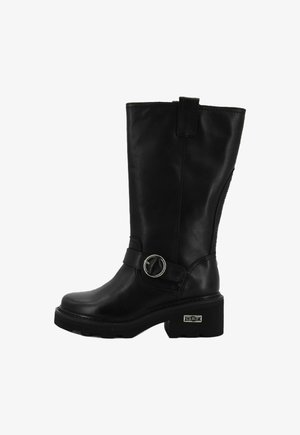 Botte en cuir noire mi-mollet avec une sangle à boucle argentée ronde et un talon épais, arborant un logo en métal "CULT" sur le côté extérieur.