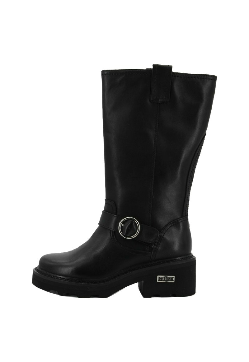 Botte en cuir noire mi-mollet avec une sangle à boucle argentée ronde et un talon épais, arborant un logo en métal "CULT" sur le côté extérieur.