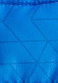 Tissu bleu vif avec un motif géométrique de triangles, présentant une texture lisse et un léger éclat. Bords cousus visibles.