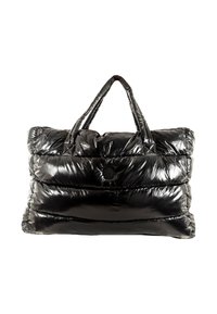 Borsa a spalla in stile piumino nero con finitura lucida, dotata di due manici robusti e dettaglio con bottone sulla parte anteriore. Morbida texture trapuntata.