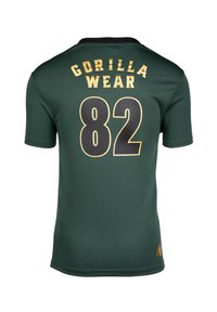 Groene sportshirt met "GORILLA WEAR" in gouden letters en het nummer "82" in zwart met gouden rand, korte mouwen en een zwarte kraag.