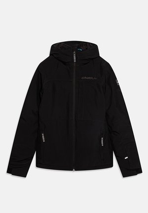 Schwarze wasserdichte Jacke mit Kapuze, ausgestattet mit einem Frontreißverschluss, zwei Seitentaschen und dezentem Branding auf der Brust. Glatte Textur.