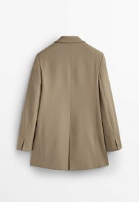 Beige maßgeschneiderte Blazer mit Reverskragen, einfachem Schlitz und langen Ärmeln. Hergestellt aus glattem Stoff, ohne sichtbare Knöpfe oder Taschen.