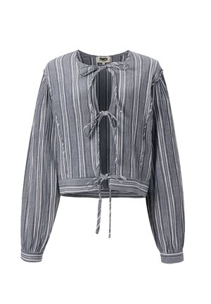 Blouse à manches longues à rayures verticales bleues et blanches, avec trois fermetures par nœuds sur le devant et une encolure en trou de serrure.